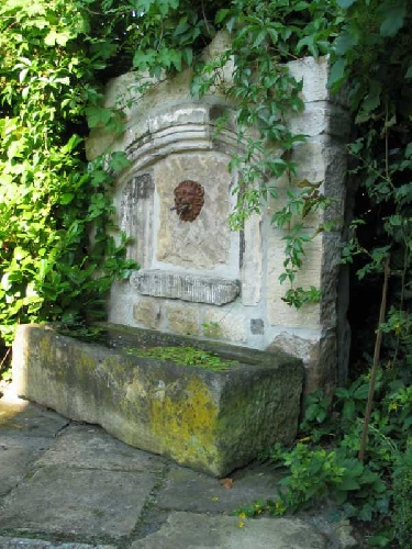 Art.-Nr. 1103 | Antik ausschauender Brunnen, neu aufgebaut